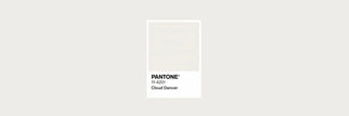 Banner blog Gipys: Cloud Dancer Pantone 2026, codice 11-4201. Sfondo bianco etereo con tessuto fluttuante che simboleggia la moda quiet luxury e il ritorno al bianco elegante.
